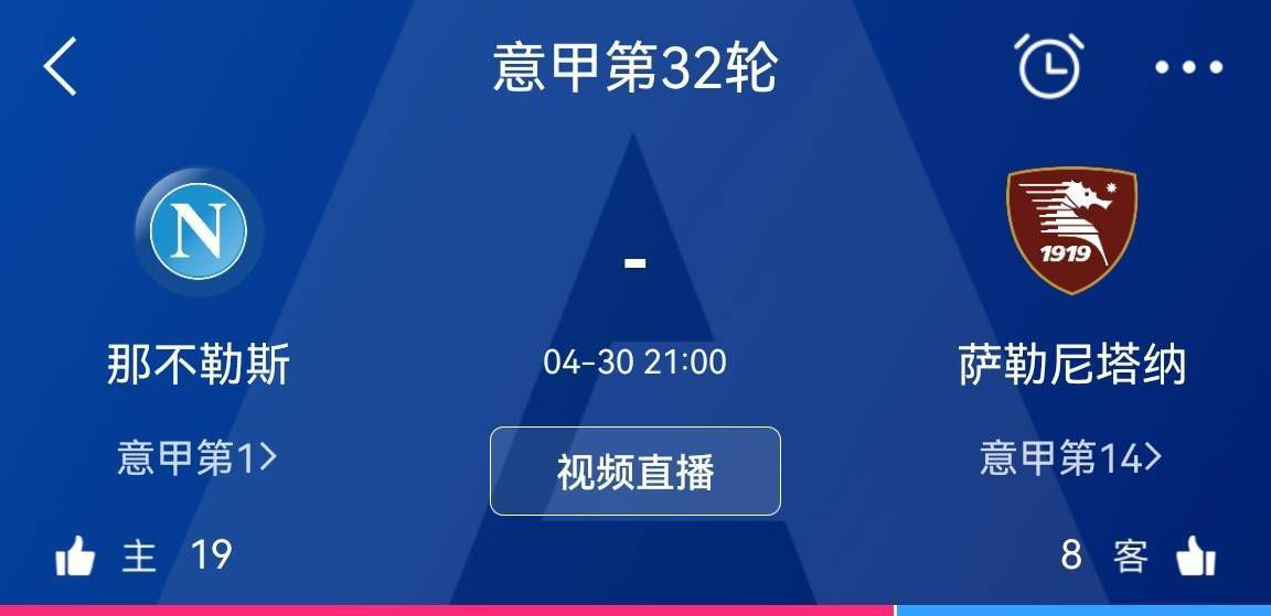 【比赛关键事件】第8分钟，赫拉芬贝赫横传，索博斯洛伊弧顶处爆射被扑，路易斯-迪亚斯想过掉门将没能成功，球来到萨拉赫脚下，萨拉赫打空门得手，但这球边裁举旗，在索博斯洛伊射门时，路易斯-迪亚斯处于越位位置。